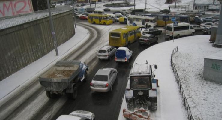 Киев в пробках, машины бьются на скользких дорогах