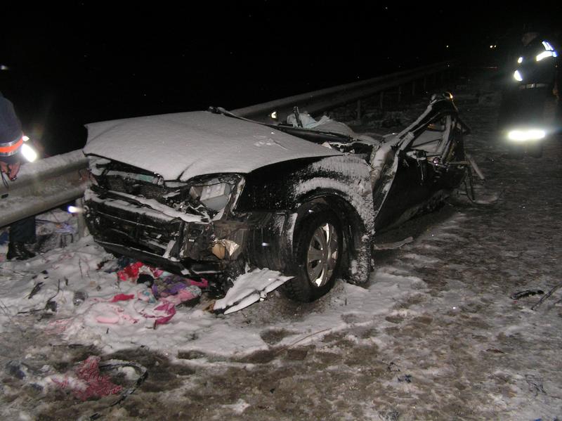 Prado столкнулся с грузовиками, три человека погибли / magnolia-tv.com