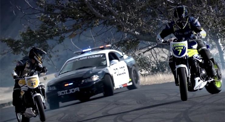 Полицейский Mustang гоняется за двумя мотоциклистами