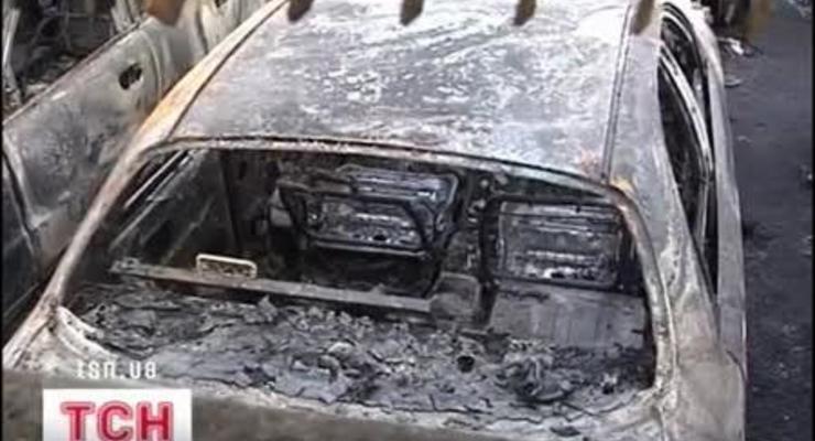 Люди сожгли свои машины, чтобы те не достались банку