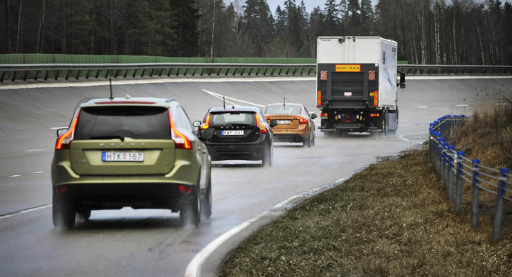 Volvo уже умеют ездить друг за другом без водителей