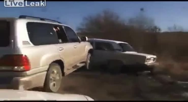 Кавказцы под автоматные очереди таранят машины
