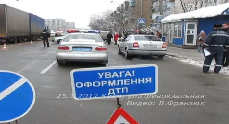 В Киеве грузовик задавил женщину на переходе