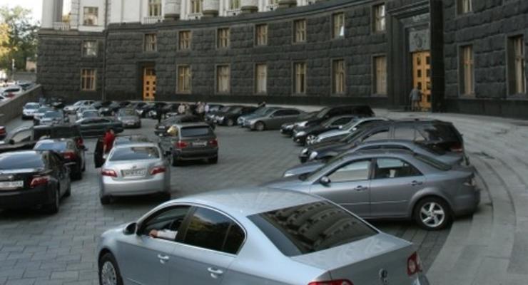 Азаров забрал у чиновников половину автомобилей