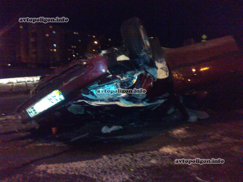 В Киеве перевернулось такси, водитель вылетел и погиб / avtopoligon.info