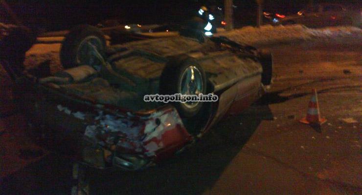 В Киеве перевернулось такси, водитель вылетел и погиб