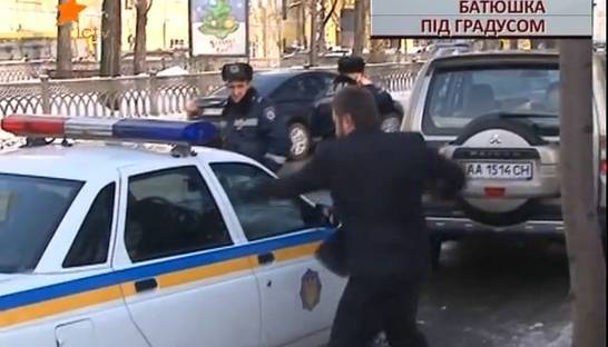 В Киеве пьяный батюшка бил кулаками машину ДПС