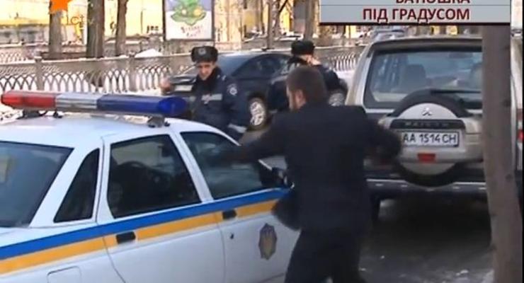 В Киеве пьяный батюшка бил кулаками машину ДПС