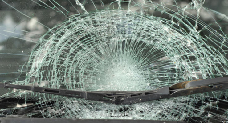 Пьяный депутат кулаками разбил стекло машины ГАИ