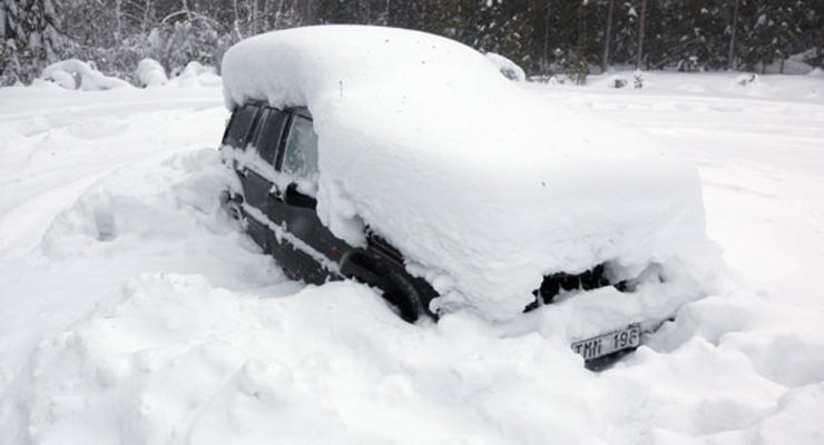 Водитель прожил ползимы в машине под снегом