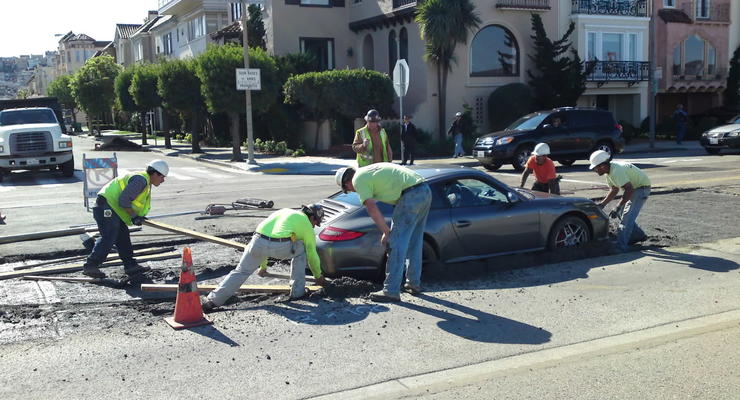 Porsche 911 намертво увяз в бетоне на перекрестке