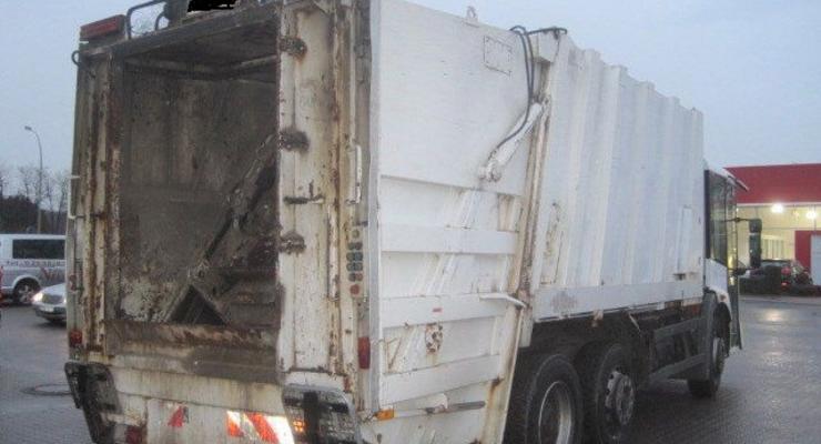 В Киеве мусоровоз задавил женщину и поехал дальше