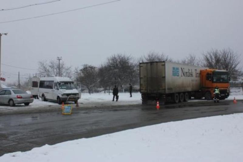 В ДТП с фурой и маршруткой погибла пассажирка / reporter.zp.ua
