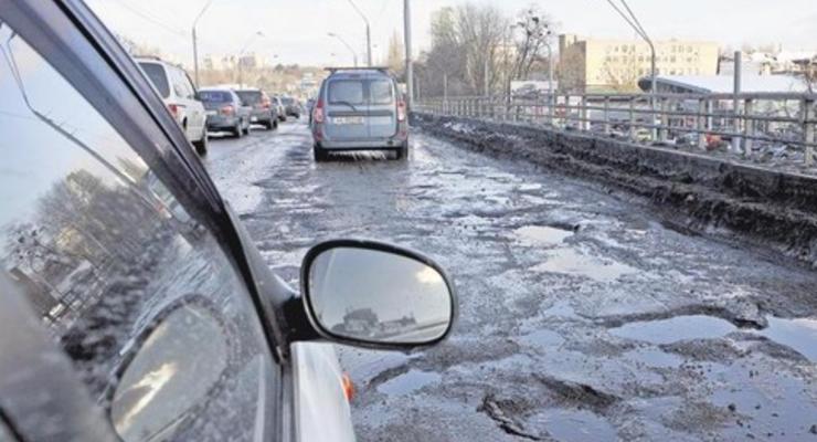 В Киеве уже латают ямы, ущерб машине можно отсудить