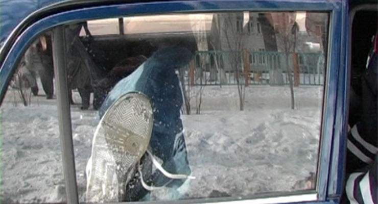 Пьяный водитель выбил ногами окно в машине ГАИ