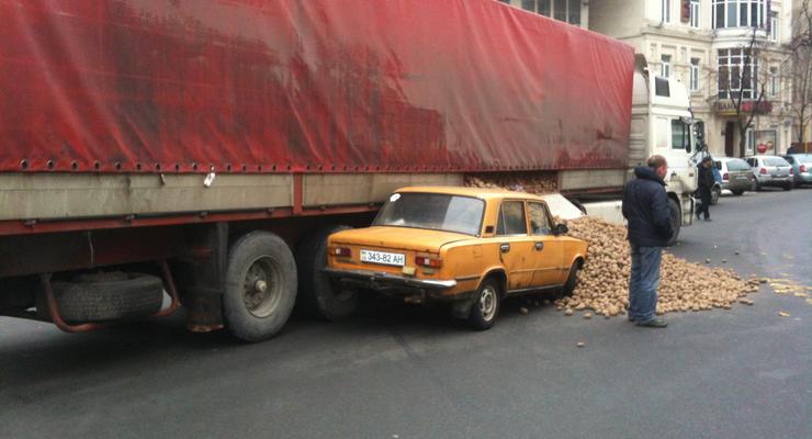В центре Киева машину засыпало 500 кг картошки