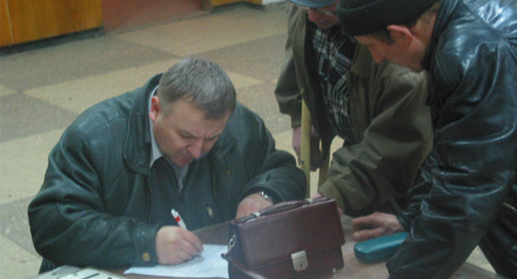 Янукович: регистрацию авто нужно проводить за час