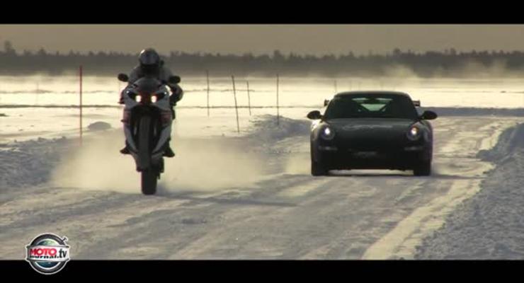 Мотоциклы против Porsche и Mitsubishi на снежном треке