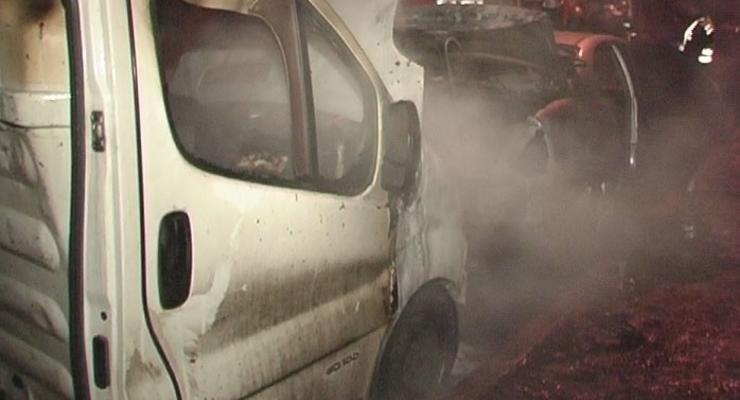 В Киеве огонь уничтожил Renault и повредил Chevrolet