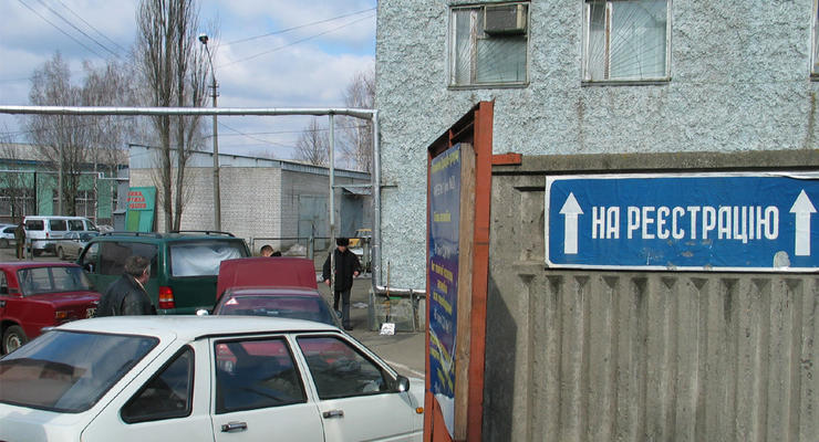 Янукович поручил упростить перерегистрацию авто
