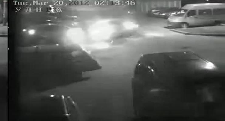 В Киеве пьяный водитель разбил под домом 6 машин