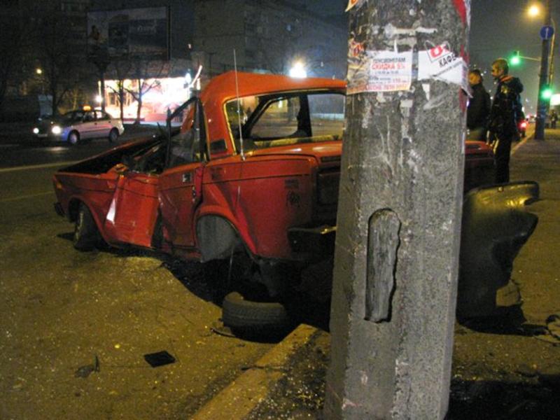 В Киеве разбился ВАЗ, 19-летний водитель в реанимации / lb.ua