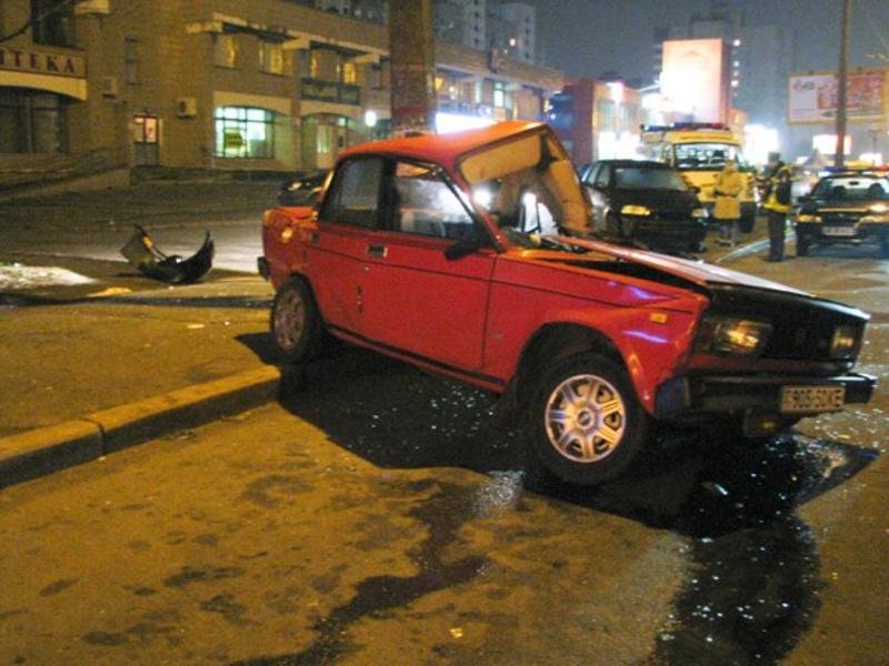 В Киеве разбился ВАЗ, 19-летний водитель в реанимации / lb.ua