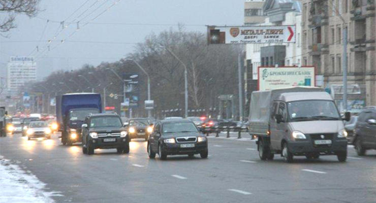 Янукович требует, чтобы водители включали фары днем