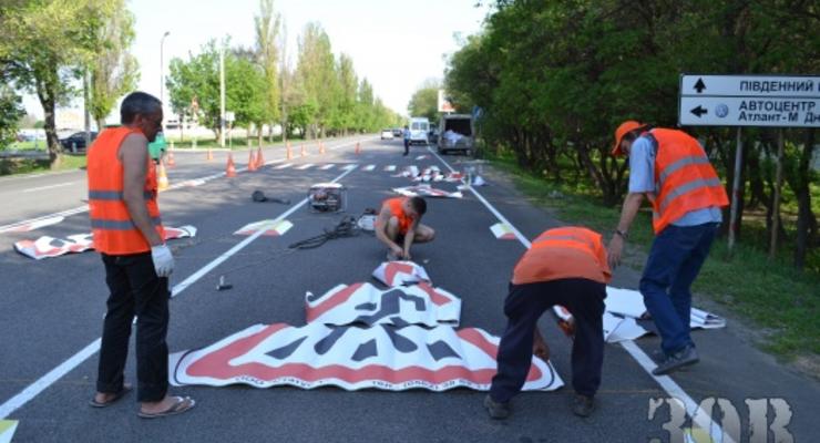 На украинских дорогах появилась объемная разметка