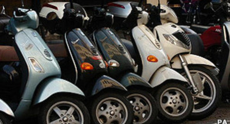 Водителям скутеров в РФ хотят запретить ездить без прав
