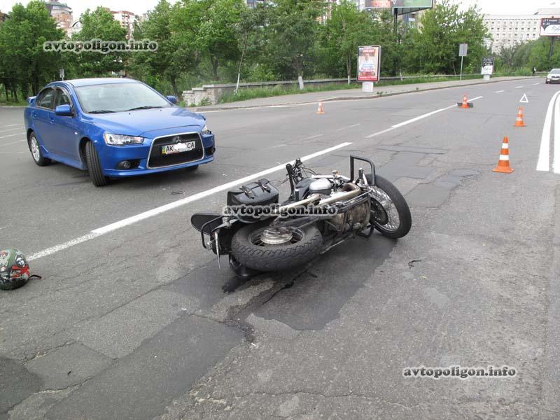 В Киеве Mitsubishi переломал кости байкеру и девушке / avtopoligon.info