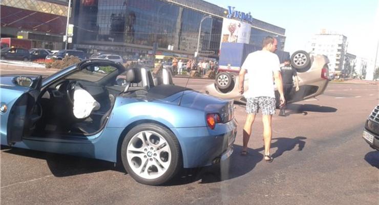 В Киеве кабриолет BMW перевернул на крышу кроссовер