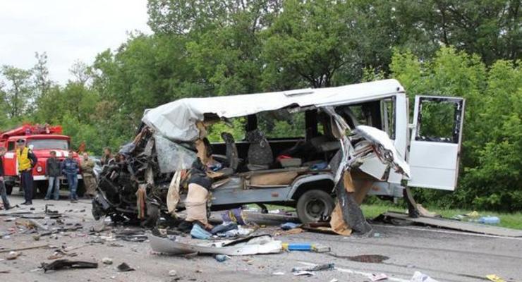 Камаз разнес на куски микроавтобус, погибли 5 человек