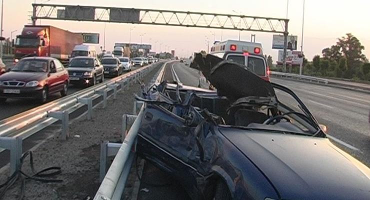 В Киеве Opel влетел в фуру, погибла пассажирка