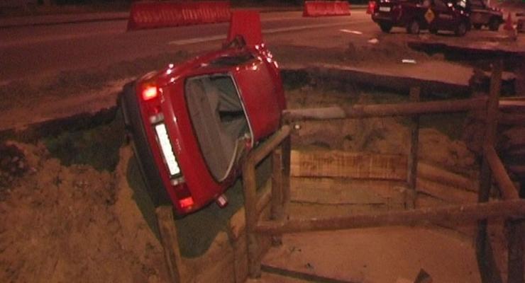 В Киеве Audi угодила в огромную яму, пострадали люди