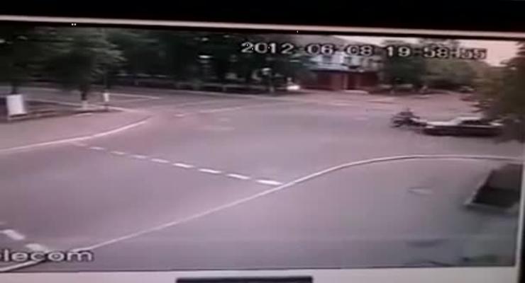 Камера засняла, как разбился мотоциклист с пассажиром