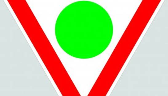 Старым водителям предлагают наклеивать особый знак