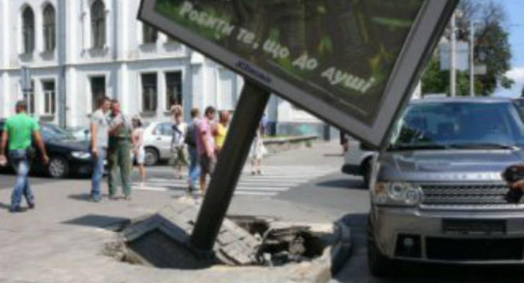 В центре Киева билборд завалился на внедорожник (ФОТО)