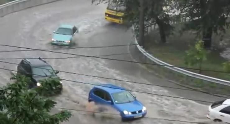В Одессе ливень превратил дороги в бурные реки