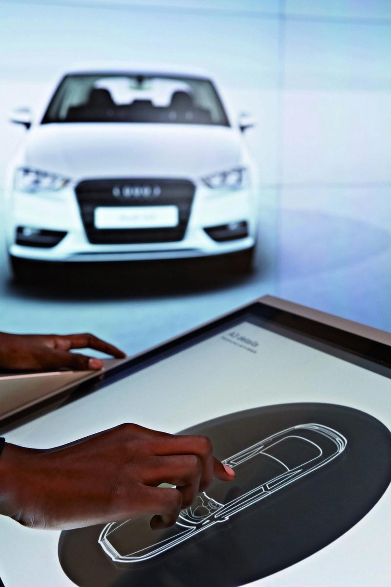 Audi открыла цифровой автосалон со стенами-экранами / Audi
