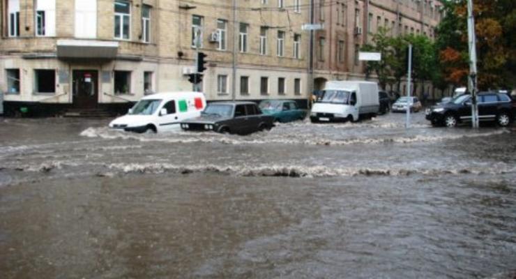 Потоп в Харькове: машины рассекают улицы, как катера