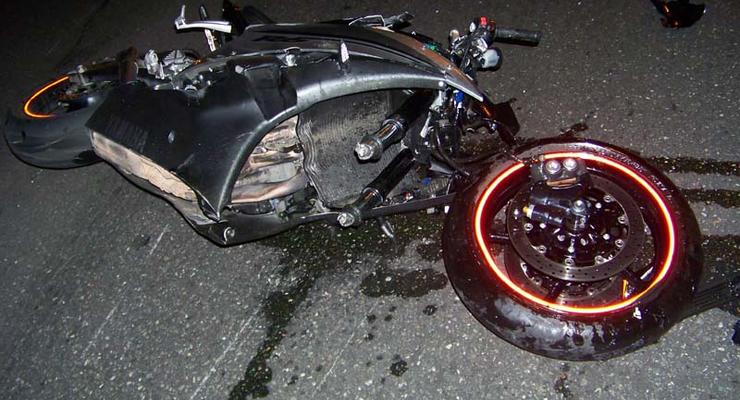 В Киеве мотоциклист влетел в Тойоту и погиб от травм