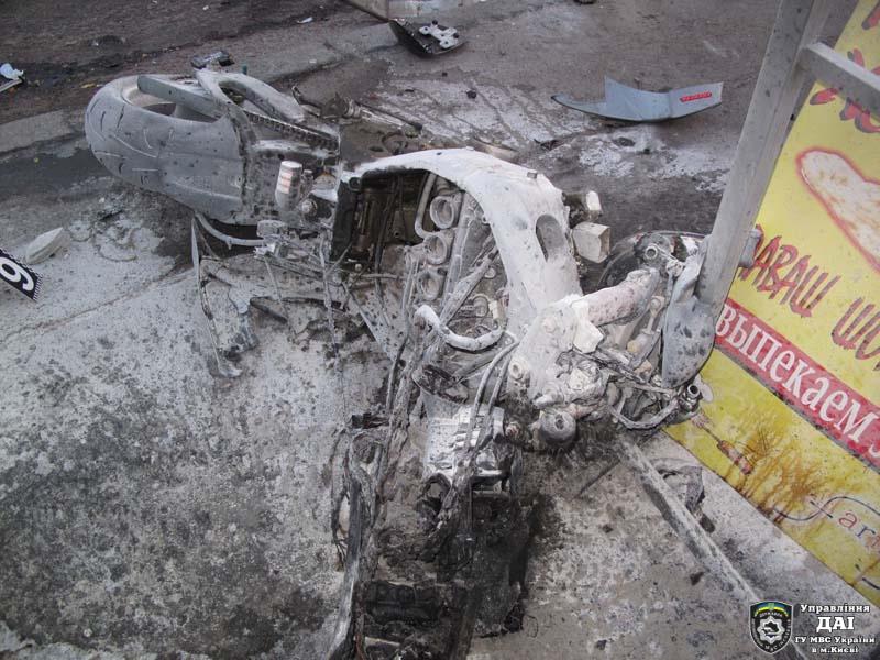 В Киеве мотоцикл врезался в маршрутку и взорвался / ГАИ