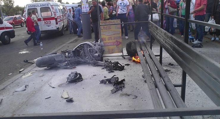 В Киеве мотоцикл врезался в маршрутку и взорвался