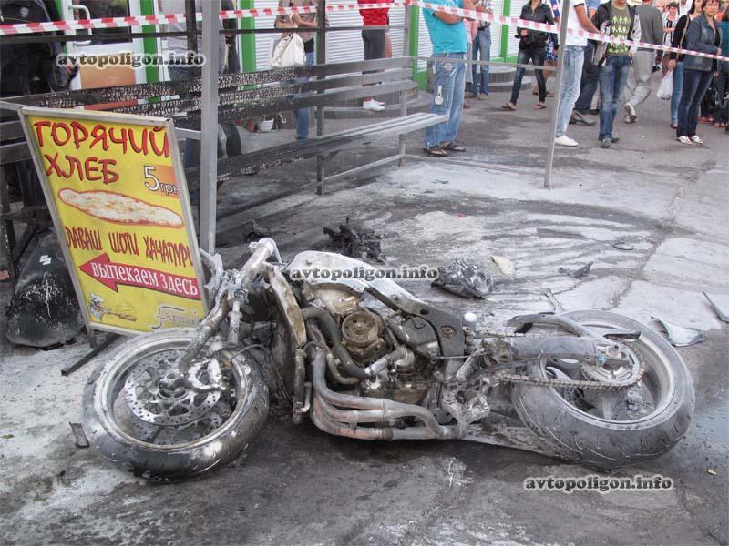 В Киеве мотоцикл врезался в маршрутку и взорвался / avtopoligon.info