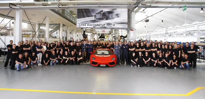 Босс Lamborghini передал клиенту тысячный Aventador / Lamborghini