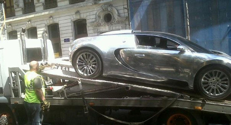 Хромированный Bugatti за $2,5 млн грузят на эвакуатор