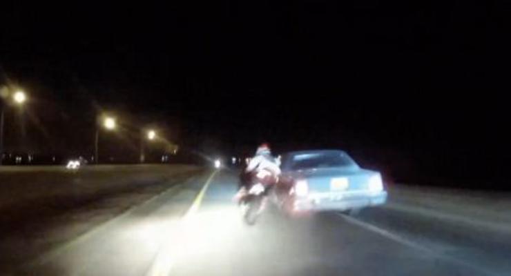 Злой автомобилист умышленно подрезает мотоциклиста