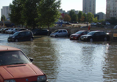 В Киеве из-за прорыва трубы затопило дорогу и стоянки