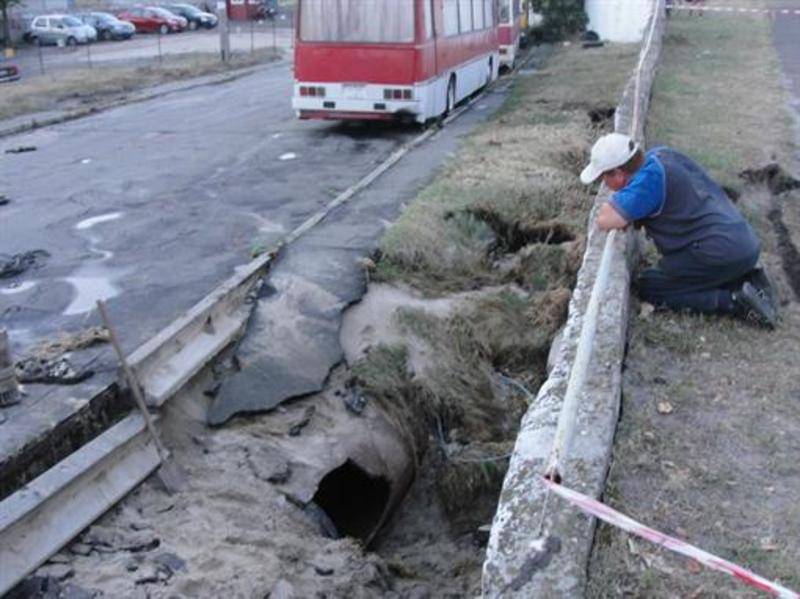 В Киеве из-за прорыва трубы затопило дорогу и стоянки / kp.ua